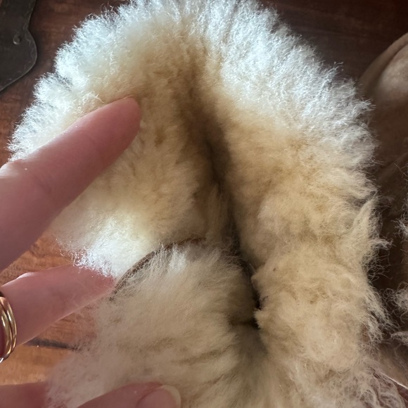 Ugg Bailey Button Sherpa lined suede foam sole round toe Youth size 12 - Picture 5 of 13